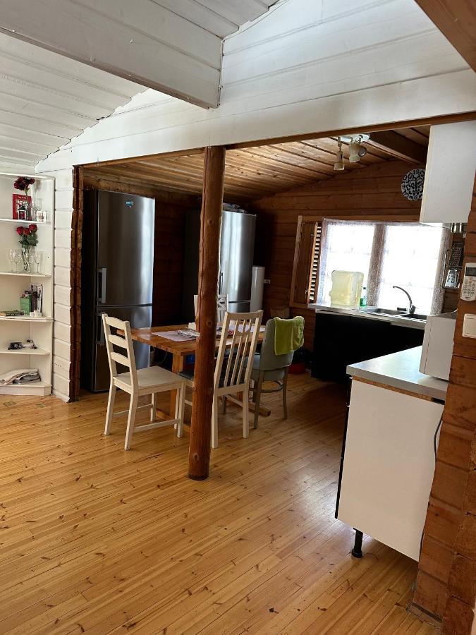 Near Kapellskaer Port - A Cosy Cottage In Norrtaelje Esterno foto